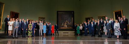 Tras pasar unos minutos en el Museo del Prado, la foto de familia de los jefes de Estado y jefes de Gobierno que participan en la cumbre de la OTAN y de sus acompañantes se realizó ante el cuadro más significativo de la pinacoteca: 'Las Meninas', de Velázquez.