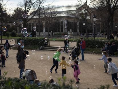 29/12/21 Niños persiguiendo burbujas de jabón en el parque de la Ciutadella, el 29 de diciembre de 2021. [ALBERT GARCIA]