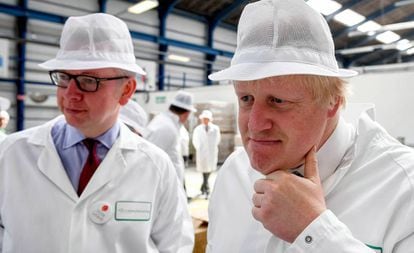 Los candidatos conservadores a suceder a May, Michael Gove y Boris Johnson en una visita a una fábrica en 2016 durante la campaña del referéndum del Brexit.