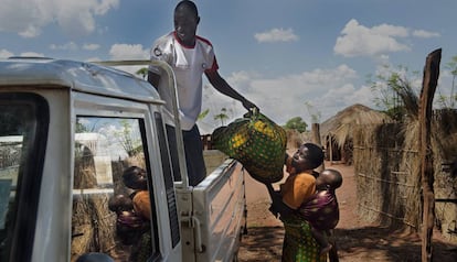 Un trabajador humanitario realiza una entrega a una beneficiaria del proyecto de Mundukide Fundazioa para la generación de oportunidades económicas a través de las capacidades agrícolas, apoyado por la AECID, en Cabo Delgado (Mozambique), en 2017.