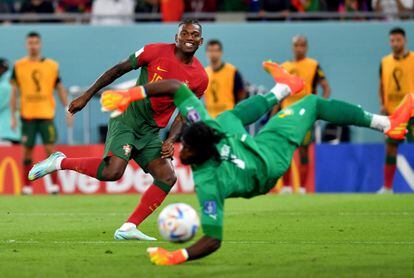 足球 - 2022 年卡塔爾國際足聯世界杯 - H 組 - 葡萄牙對加納 - 卡塔爾多哈 974 號體育場 - 2022 年 11 月 24 日，葡萄牙的拉斐爾·萊奧打進了他們的第三個進球路透社/詹妮弗·洛倫齊尼 TPX 今日圖像