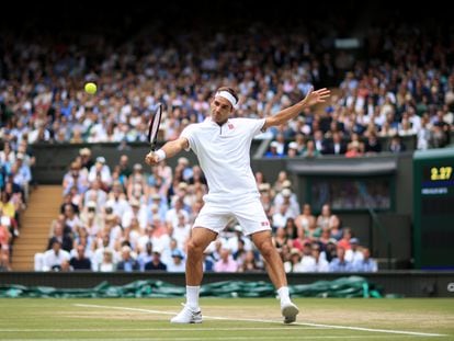 Federer, durante un partido en la pista central de Wimbledon en 2019.