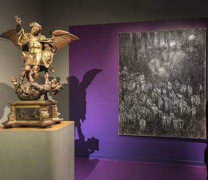 'L'Àngel' de Gregorio Iglesias, de la galeria Espai Cavallers de Lleida, acompanya l'escultura renaixentista 'San Miquel vencent el dimoni'.