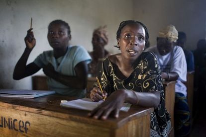 Para las adolescentes de algunas regiones, hacer realidad el derecho a la educación sigue siendo una meta difícil de alcanzar. La pobreza es uno de los mayores obstáculos. En la imagen, un grupo de mujeres liberianas que en su juventud no tuvieron acceso a la educación, reciben clases de alfabetización a través de un proyecto piloto impulsado por el Grupo de Mujeres Ganta. Las mujeres en la aldea de Tonglewin aprenden a leer y matemáticas básicas. Como el sistema eléctrico de Liberia fue destruido en la guerra, las clases se impartían en la penumbra dos veces a la semana. 30 de julio 2008.
