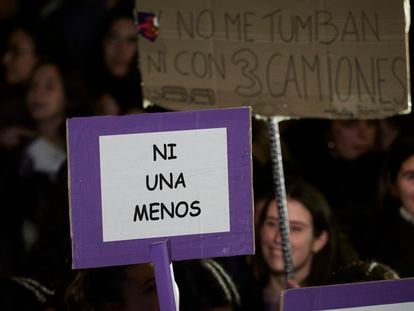 Una mujer sostiene una pancarta contra la violencia machista en la manifestación del 8-M, este miércoles, en Pamplona.