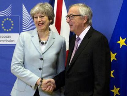 Juncker y May cierran un primer acuerdo que abre la puerta a la segunda fase de negociaciones para la salida de Reino Unido de la Unión Europea