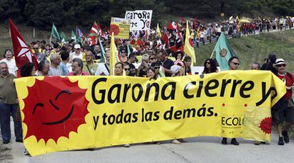 Un millar de personas volvieron a marchar ayer en Burgos para pedir el cierre de Garoña, bajo el lema "Fukushima nunca más, Garoña cierre ya".