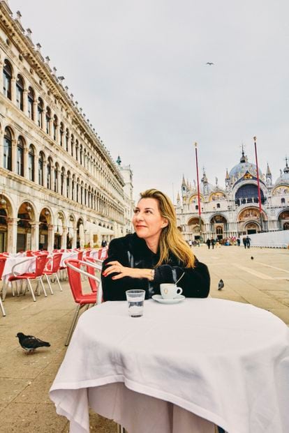 La escritora, en una terraza de la plaza de San Marcos.