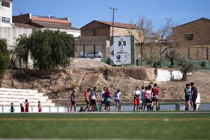 Jugadores del Base Gabias CF juegan en el campo de la localidad granadina. 