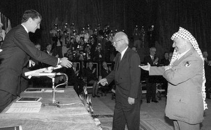 El primer ministro de Israel, Isaac Rabin, junto a Yaser Arafat, recogen el premio Príncipe de Asturias de Cooperación Internacional de manos de don Felipe.