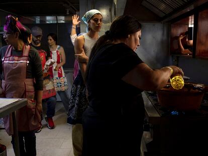 Colectivos de buscadoras de desaparecidos cocinan platillos del libro 'Recetario para la memoria', en Ciudad de México.