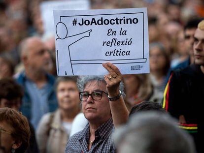 Protesta de profesores contra las acusaciones de adoctrinamiento.