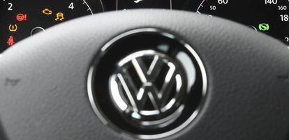 El s&iacute;mbolo de Volkswagen en el volante de un Golf en Leipzig (Alemania)
