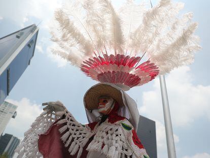 MEX856. CIUDAD DE MÉXICO (MÉXICO), 09/08/2022.- Indígenas participan con diferentes disfraces durante el Día Internacional de los Pueblos Indígenas hoy, en Ciudad de México (México). Con vestimentas típicas y bailes, pueblos originarios de México marcharon este martes en el Día Internacional de los Pueblos Indígenas para exigir sus derechos, respeto y reclamar visibilidad de la presencia indígena en la capital mexicana. EFE/Sáshenka Gutiérrez
