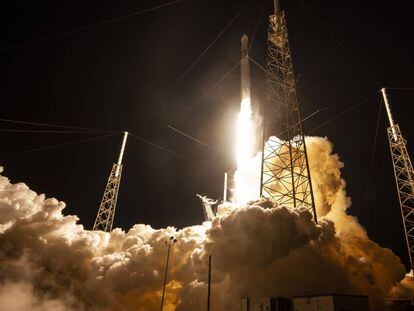 Un cohete Falcon 9 de SpaceX despega en la misión CRS-17.