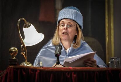 La investigadora Londa Schiebinger durante su discurso en la Universitat de València.