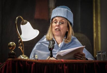 La investigadora Londa Schiebinger durante su discurso en la Universitat de València. 