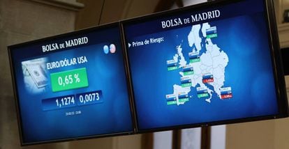 Valores en los paneles del Palacio de la Bolsa de Madrid
