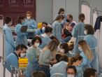 Sevilla/25-02-2021: Sanitarios administran la vacuna AstraZeneca en el pabellón deportivo del SADUS de la Universidad de Sevilla.
FOTO: PACO PUENTES/EL PAIS
