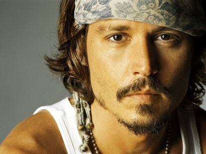 La vida ajetreada, los rodajes, las fiestas, las cámaras, los flashes y, sobre todo, el tiempo pasan factura también para los actores de Hollywood. Unos han envejecido mejor que otros pero todos han cambiado notablemente. Repasamos en imágenes las transformaciones más llamativas. Johnny Depp mostraba en los inicios de su carrera una cara aniñada que conquistó al público principalmente por sus interpretaciones en la saga de 'Los piratas del Caribe'.