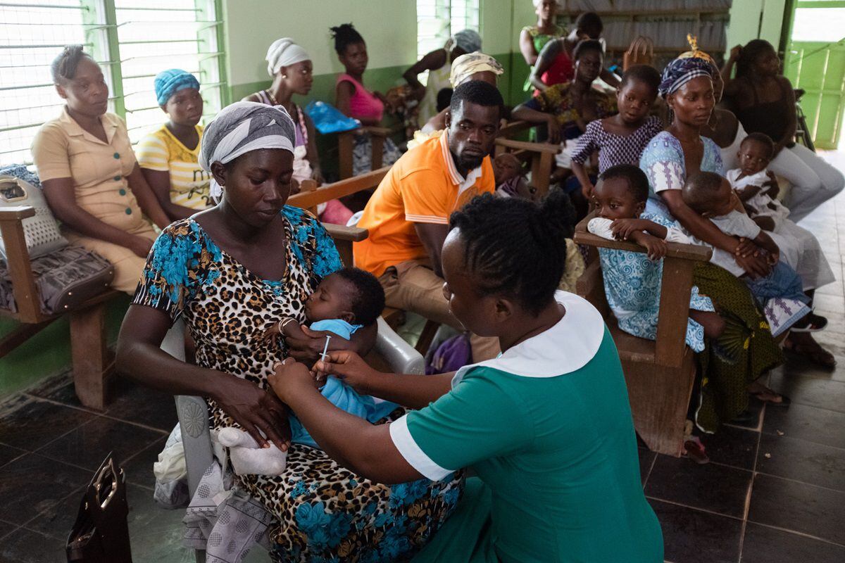 Lordina Dadzie, de seis meses de edad, recibe una dosis de la vacuna RTS,S contra la malaria en la clínica Breman-Amanfopong, en Ghana, en 2019-