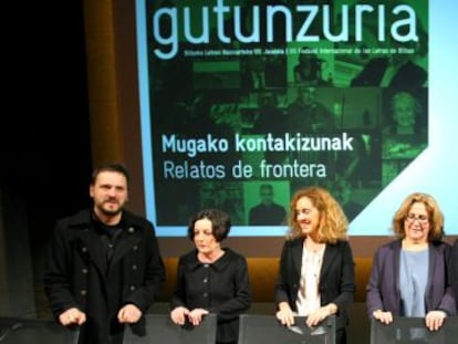 Desde la izquierda, Uribe, M&uuml;ller, la teniente de alcalde bilba&iacute;na Ibone Bengoetxea, Blanco, Cacho y la directora de la Alh&oacute;ndiga, Lourdes Fern&aacute;ndez, en la presentaci&oacute;n del festival Gutun Zuria. 