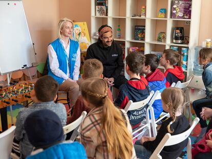 Alfonso Herrera durante un encuentro con niñas y niños desplazados en Leópolis (Ucrania).