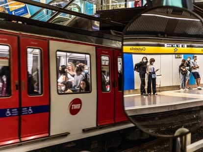 Varias personas esperan el tren en el andén de la estación de Ciutadella de la línea 4 del metro de Barcelona, el pasado jueves.