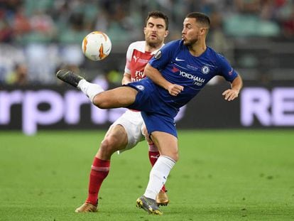 Hazard trata de controlar un balón ante Sokratis durante la final de la Europa League.
