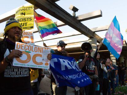 Manifestantes a favor y en contra de los inmigrantes en el Ayuntamiento de Los Alamitos, mientras debatía rebelarse contra California, el lunes 16.