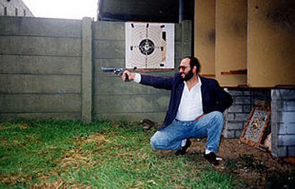 Abu Dahdah, supuesto jefe de Al Qaeda en España, dispara un revólver del 45 en una galería de tiro.
