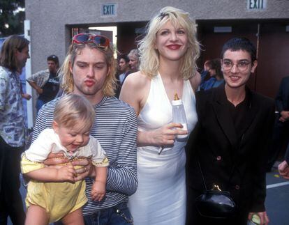Kurt Cobain, de Nirvana, su esposa, Courtney Love, el hijo de ambos, Frances Bean Cobain, y Sinéad O'Connor llegan a los premios MTV el 2 de septiembre de 1993.
