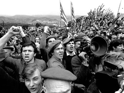 Indignaci&oacute;n por los sucesos de Montejurra (Navarra) en 1976. Un enfrentamiento entre carlistas acab&oacute; con un muerto y cuatro heridos. 