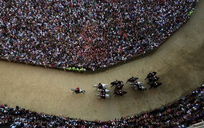 Oficiales de los Carabinieri montan a caballo en un desfile durante el Palio de Siena (Italia).