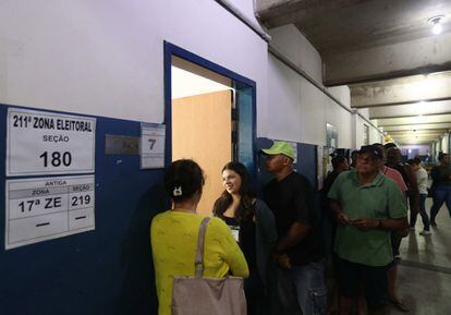 Ambiente electoral en la favela Rocinha durante la apertura del colegio electoral en Río de Janeiro (Brail).