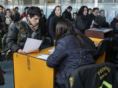 Un cliente inicia en el Correo Argentino el tr&aacute;mite para retirar un producto comprado en el exterior.