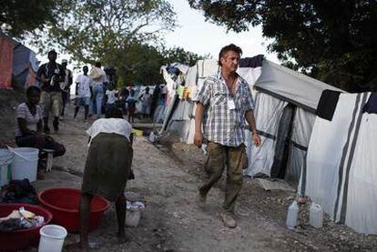 El actor Sean Penn, en un campo de refugiados en Puerto Príncipe (Haití) en noviembre de 2010.