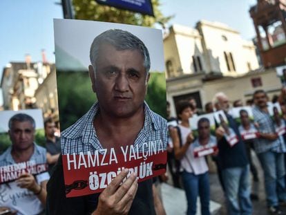 Manifestaci&oacute;n en favor de Hamza Yal&ccedil;in en Estambul tras su arresto en Barcelona