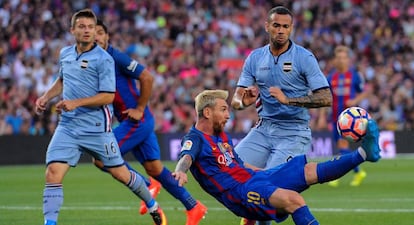 Messi, en el pase del primer gol a Suárez.
