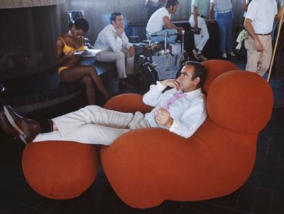 Sean Connery se relaja entre tomas de 'Diamantes para la eternidad', en 1971. La butaca es el famoso diseño Up de Gaetano Pesce.