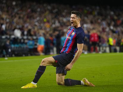 Robert Lewandowski celebra su segundo gol en el partido del Barcelona contra el Villarreal en el Camp Nou este jueves.
