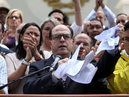 El presidente de la Asamblea Nacional venezolana, Julio Borges, rompe la sentencia del Tribunal Supremo de Justicia, durante una conferencia en Caracas, en septiembre de 2019.