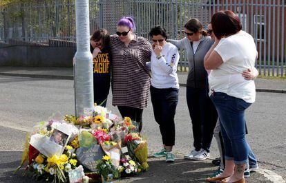 Muestras de pésame en el lugar de la muerte de Lyra McGee este domingo en Londonderry (Irlanda del Norte).