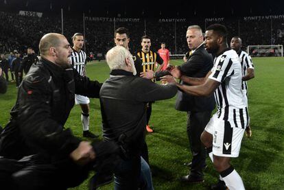 El presidente del equipo griego de fútbol PAOK arremete contra el árbitro, el pasado 12 de marzo. 