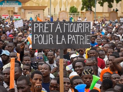 Manifestantes favorables a la junta militar se manifiestan en Niamey este domingo bajo un letrero en el que se puede leer "Dispuesto a morir por la Patria".