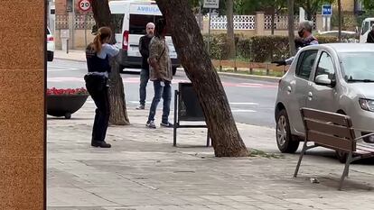 Una ‘mossa’ dispara en la pierna a un atracador que la amenazaba con un cuchillo en Lleida
