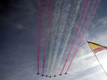 La patrulla Águila tiñe el cielo con los colores nacionales durante el desfile del Día de la Fiesta Nacional.