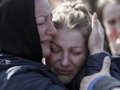 Miembros de una familia durante un funeral en la ciudad de Kyiv