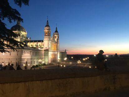 La Catedral de la Almudena de noche