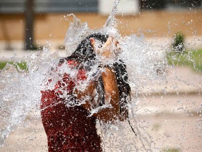Una niña juega en una de las fuentes de Córdoba para aliviar una jornada con 43 grados en Córdoba, el pasado 17 de julio.